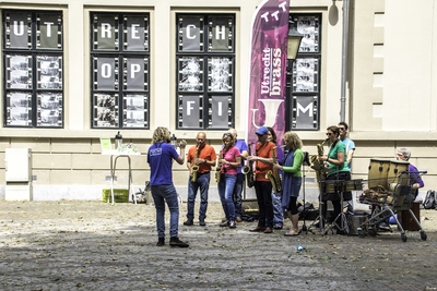 844917 Afbeelding van een optreden van het saxofoonorkest Tutti Saxi op het plein voor Het Utrechts Archief ...